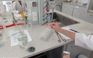 Identyfikacja wodoru w reakcji kwasu solnego z magnezem