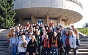 Uczestnicy wycieczki przed Planetarium Śląskim