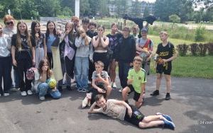 Klasa 6b - wszyscy razem - na wesoło: Milena, Emilka, Zuzia, Julka, Laura, Daniel, Rafał, Oliver, Laura, Maja, Julka, Maja, Piotrek, Kacper, Michał, Artur, Martyna, Alan, Kamil, Jakub i wychowaczyni