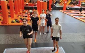 Karolina, Nadia, Lena i Olek z Bartkiem w tle