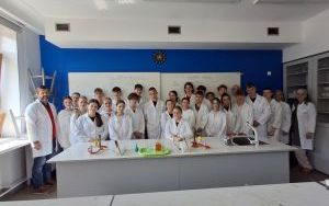 Uczniowie klas ósmych z opiekunami