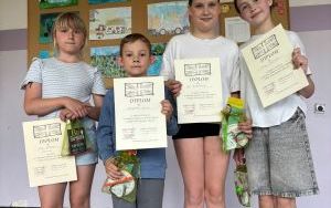 Zwyciężcy: Hania, Iga, Przemek i Alicja z dyplomami