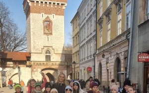 Pod Bramą Floriańską - uczniowie kl. 4b z wychowawczynią
